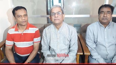 চট্টগ্রামে সাংবাদিকদের সঙ্গে কথা বলছেন মির্জা ফখরুল