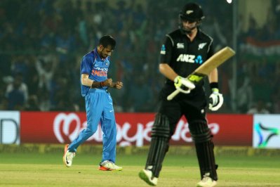 চাহালের দুই উইকেট ম্যাচে ফিরিয়ে আনে ভারতকে