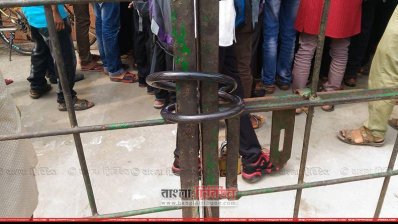 খানজাহান আলী পলিটেকনিক ইনস্টিটিউটে শিক্ষার্থীদের তালা (ছবি: বাগেরহাট প্রতিনিধি)
