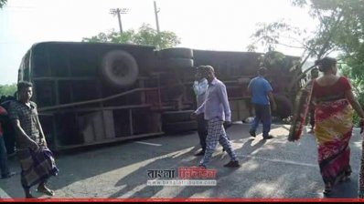 মানিকগঞ্জে যাত্রীবাহি বাস উল্টে দুই জন নিহত