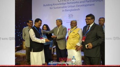 পুরস্কার নিচ্ছেন গোপালগঞ্জের মেয়র কাজী লিয়াকত আলী