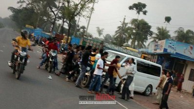 সাংবাদিকদের গাড়িতে হামলার ঘটনায় ছড়িয়ে পড়া ছবি