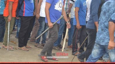 অস্ত্র নিয়ে ছাত্রলীগের মহড়া