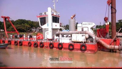 আপার বৌলাই নদীতে ড্রেজিং মেশিন