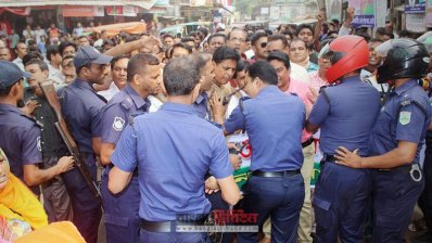 নওগাঁয় বিএনপির মিছিলে পুলিশের বাধা