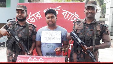 বেনাপোলে বিজিবির হাতে আটক হুন্ডি ব্যবসায়ী রুমন খান