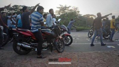 সাংবাদিকদের গাড়িতে হামলার ঘটনায় ছবি ছড়িয়ে পড়েছে সামাজিক মাধ্যমে 