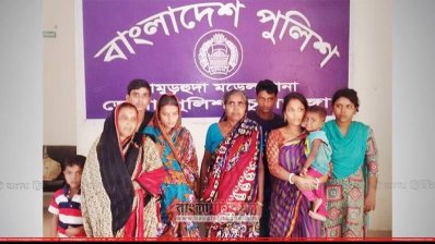 আটক ৯ বাংলাদেশি