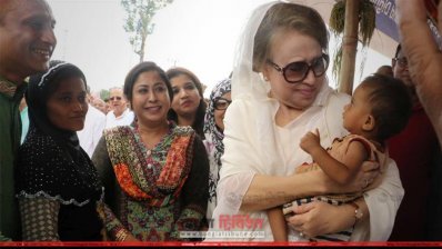 রোহিঙ্গা শিশুকে কোলে নিয়ে আদর করছেন খালেদা জিয়া। ছবি: সালমান তারেক শাকিল