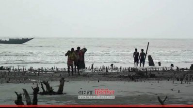 মৎস আহরণে ব্যাস্ত জেলেরা