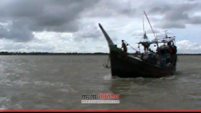 মৎস আহরণের জন্য জেলেরা সমুদ্রে যাচ্ছে