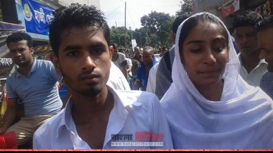 পরীক্ষা দিতে না পেরে ফিরে যাচ্ছেন মামুন ও শান্তি (ছবি- প্রতিনিধি)