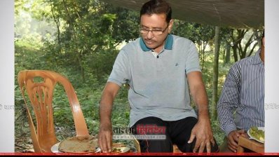 কলাই রুটি খাচ্ছেন ওবায়দুল কাদের (ছবি- প্রতিনিধি)