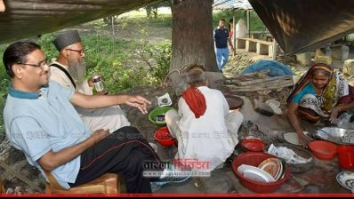 কলাই রুটির দোকানে ওবায়দুল কাদের (ছবি- প্রতিনিধি)