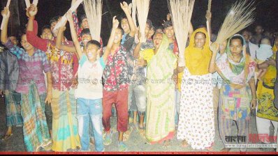 ঝাড়ু নিয়ে গ্রামবাসীর বিক্ষোভ