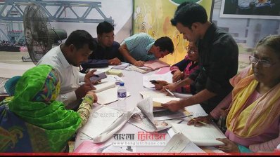 আয়কর দিতে মানুষের প্রস্তুতি (ছবি: গোলাম মওলা)
