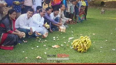 জীববৈচিত্র রক্ষায় বানরকে খাবার দিচ্ছেন উপজেলা নির্বাহী কর্মকর্তাসহ অন্যরা 
