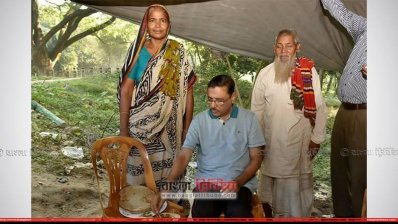 কলাই রুটি খাচ্ছেন ওবায়দুল কাদের (ছবি- প্রতিনিধি) 