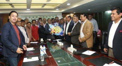 নাজমুল হাসানকে ফুল দিয়ে শুভেচ্ছা জানাচ্ছেন বোর্ড পরিচালকরা। ছবি-বিসিবি