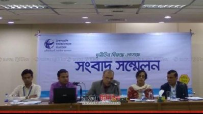 বক্তব্য রাখছেন টিআইবির নির্বাহী পরিচালক ইফতেখারুজ্জামান