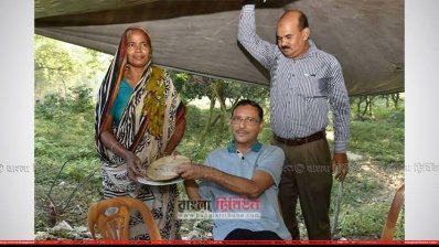 কলাই রুটি নিচ্ছেন ওবায়দুল কাদের (ছবি- প্রতিনিধি)