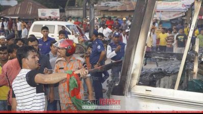 ফায়ার সার্ভিসের সঙ্গে আগুন নেভাচ্ছেন মিলন
