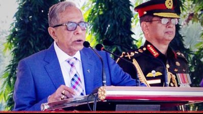 রাজশাহী সেনানিবাসে বক্তব্য রাখছেন রাষ্ট্রপতি