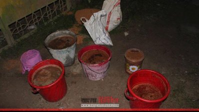 পানিভর্তি বালতিতে রেখে বোমাগুলো নিষ্ক্রিয় করা হচ্ছে (ছবি- প্রতিনিধি)