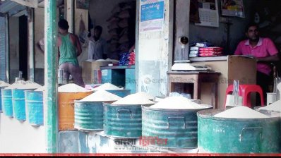 হিলিতে বেশিরভাগ চাল ব্যবসায়ীই এখনও নতুন করে লাইসেন্স নেননি