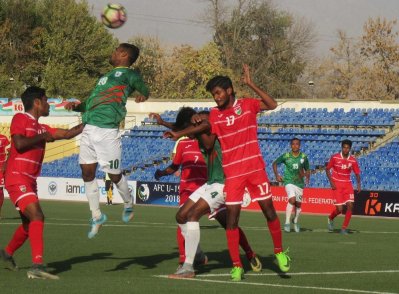 বাংলাদেশ ও মালদ্বীপের বল দখলের লড়াই