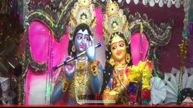 রাস উৎসবের জন্য রাধা-কৃষ্ণকে সাজানো হয়েছে