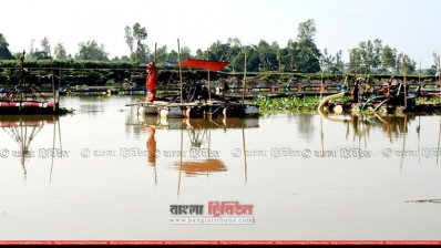হাইকোর্টের নির্দেশ না মেনে নদীতে ড্রেজার মেশিন বসিয়ে বালু উত্তোলন, ছবিটি বৃহস্পতিবার বিকালে তোলা