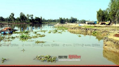 হাইকোর্টের নির্দেশ না মেনে নদীতে ড্রেজার মেশিন বসিয়ে বালু উত্তোলন, ছবিটি বৃহস্পতিবার বিকালে তোলা