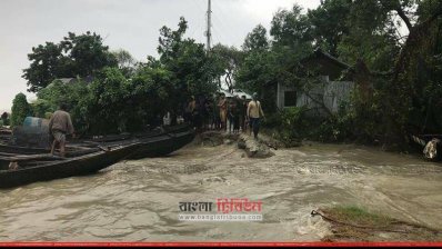 ঘূর্ণিঝড় ও জোয়ারের পানিতে ভেসে গেছে ঘর বাড়ি রাস্তা ঘাট