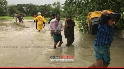 ঘূর্ণিঝড়ের ক্ষতিগ্রস্তরা নিরাপদ আশ্রয় খুঁজছেন