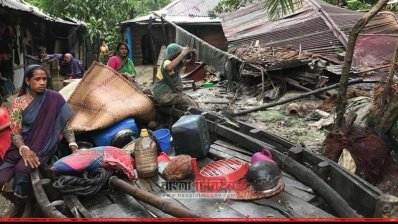 ঘূর্ণিঝড়ে ক্ষতিগ্রস্ত পরিবার