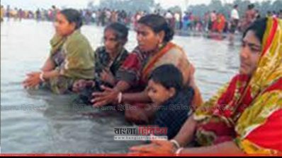 রাস মেলার শেষ দিন সনাতন ধর্মাবলম্বী নারীরা পূর্ণস্নানে করছেন 