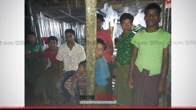 বামে লালগেঞ্জি পরা মোহাম্মদ শাহ ও তার বন্ধুরা