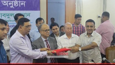রাঙামাটি বিজ্ঞান ও প্রযুক্তি বিশ্ববিদ্যালয় কর্তৃপক্ষের কাছে ভূমিস্বত্ত্ব হস্তান্তর (ছবি: প্রতিনিধি)