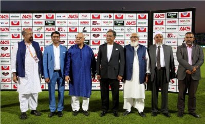 অন্য অতিথিদের সঙ্গে অর্থমন্ত্রী আবুল মাল আবদুল মুহিত (বাঁ থেকে তৃতীয়)। ছবি-বিসিবি