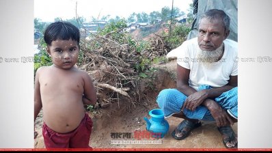 বালুখালী ক্যাম্পে রোহিঙ্গা শিশু ও তার দাদা