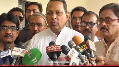 সাংবাদিকদের সঙ্গে কথা বলছেন তথ্যমন্ত্রী