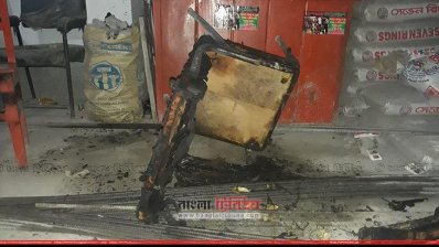 নওগাঁ প্রেসক্লাবে সন্ত্রাসী হামলা (ছবি: প্রতিনিধি)