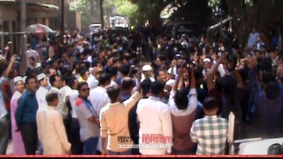 রংপুরে নির্বাচন অফিসারের কার্যালয় ঘেরাও করে বিক্ষোভ (ছবি: প্রতিনিধি)