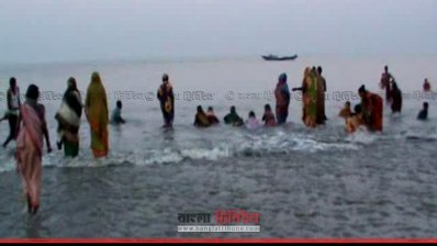 পুণ্যার্থীরা পুণ্যস্নান করছেন