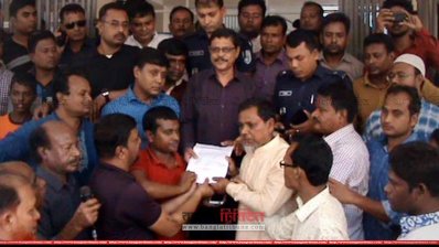 রংপুরে নির্বাচন অফিসারের কার্যালয় ঘেরাও করে বিক্ষোভ (ছবি: প্রতিনিধি)
