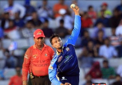 সাকিবের স্পিনে ভুগছে খুলনা