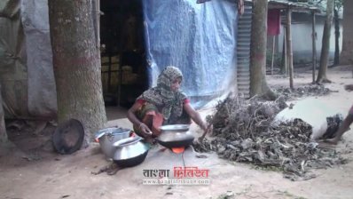 নিজের বলতে এখন কিছুই নেই এই সাঁওতাল নারীর