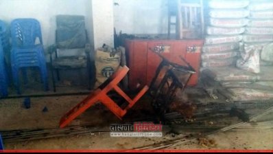 নওগাঁ প্রেসক্লাবে সন্ত্রাসী হামলা (ছবি: প্রতিনিধি)