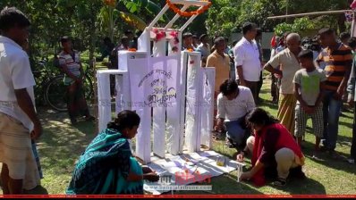 নিহতদের স্মরণে কাগজের তৈরি শহীদ মিনারে শ্রদ্ধা জানানো হয়